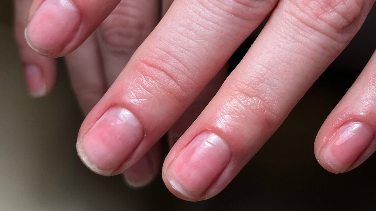 Korte natuurlijke nagels in een zacht roze tint